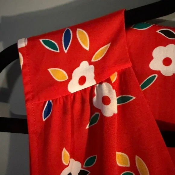 CAbi Vibrant Red Floral Sleeveless Blouse with Tie Front Detail. V-neck. Size M. - Picture 3 of 6